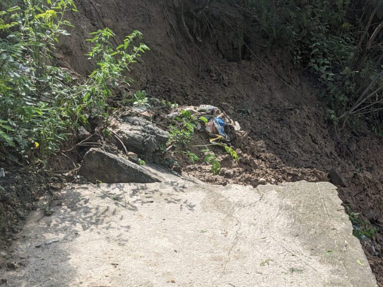Colapso de escaleras casi causa una tragedia en San Antonio