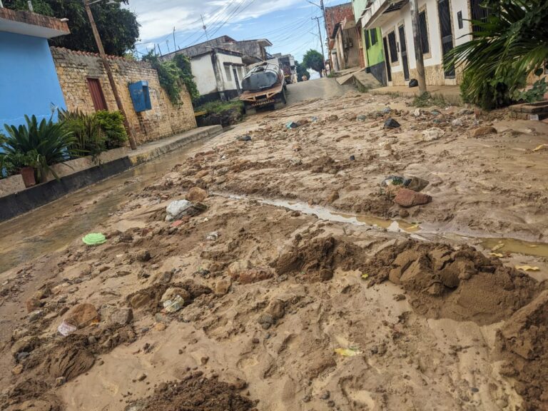 Calle intransitable y un túnel a punto del colapso en frontera