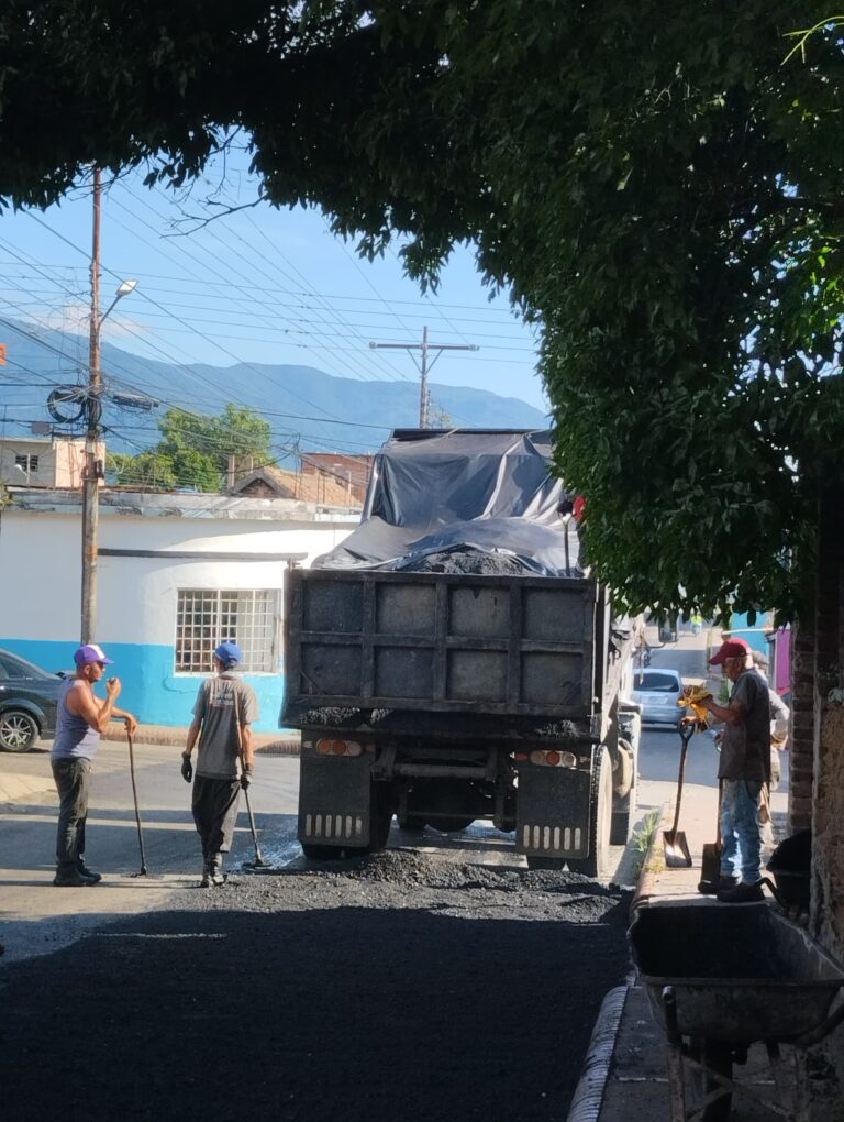 Restituyen el asfalto arrastrado por la lluvia en Palmira