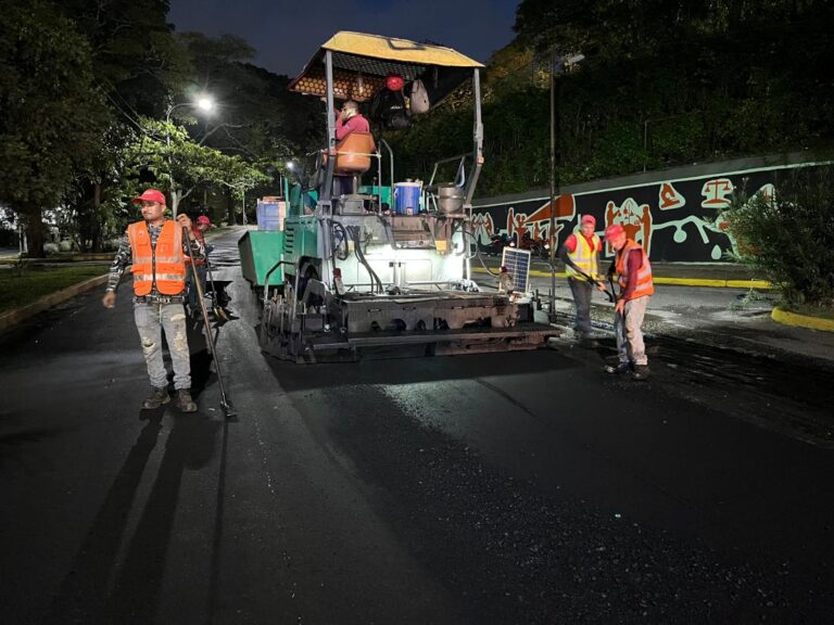 Ejecutan trabajos de asfaltado en la avenida 19 de Abril