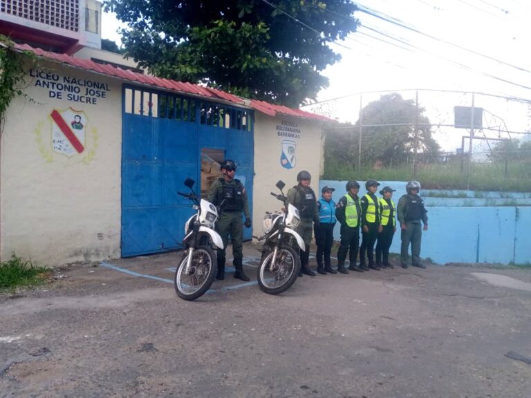 Operativo de seguridaden el liceo de Barrancas