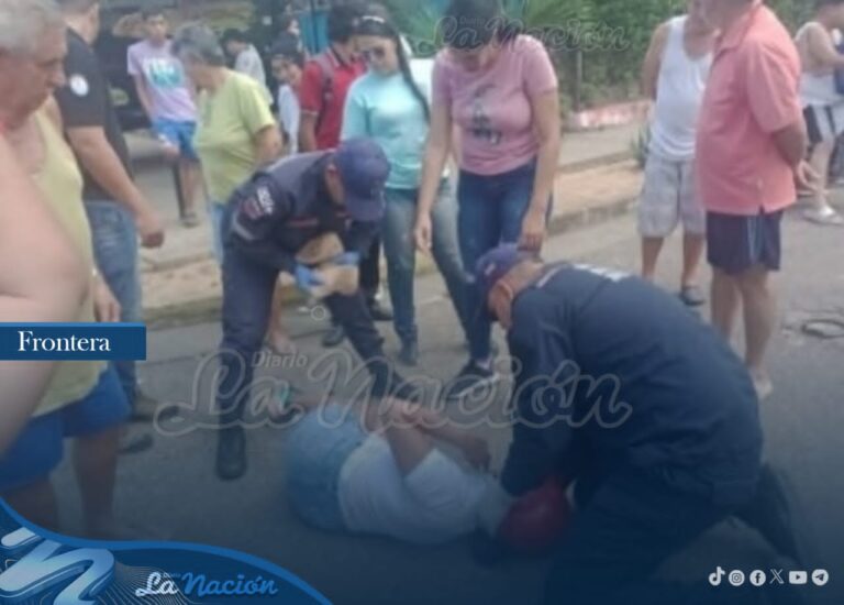 Una mujer lesionada en choque entre carro y moto en San Antonio