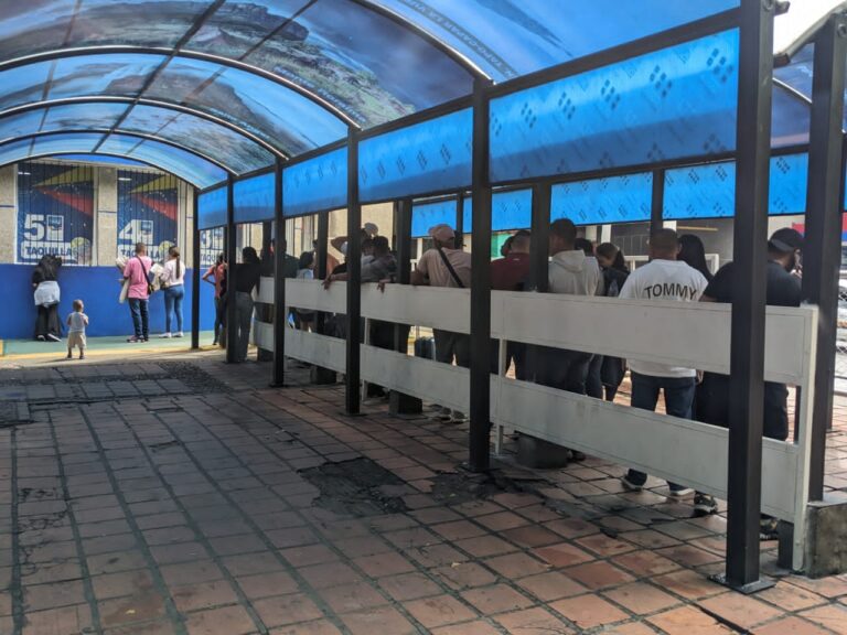 Cola en el punto de sellado de San Antonio