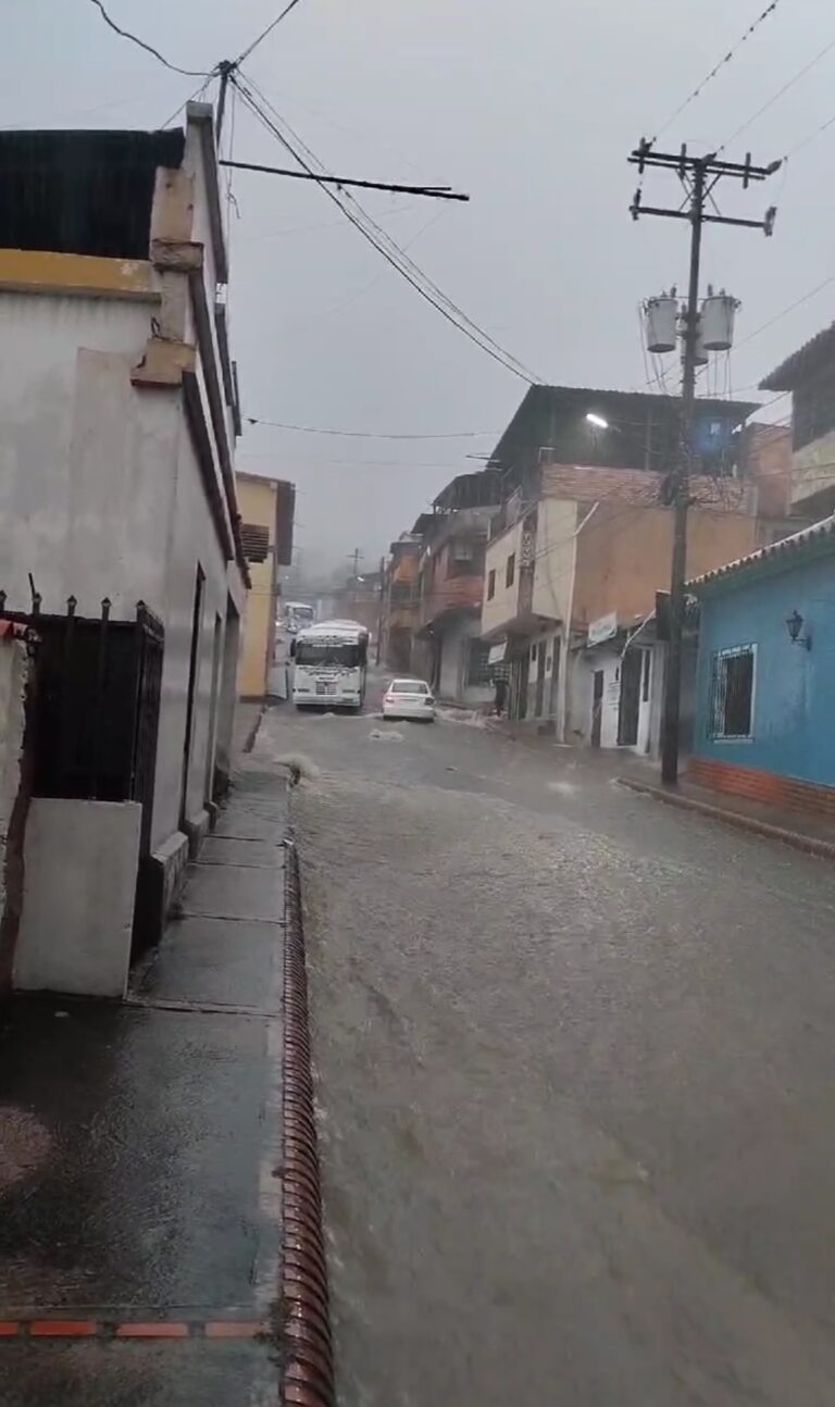 Fuerte lluvia congestionó las calles de Guásimos