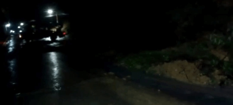 Material rocoso y lodo en vía principal a Cristo Rey en San Antonio