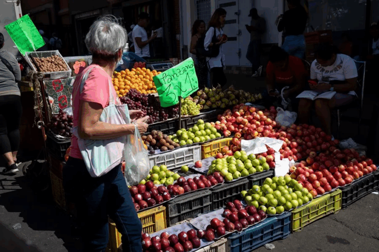 Inflación mensual baja 2,5 puntos porcentuales en abril y llega al 10,6 %