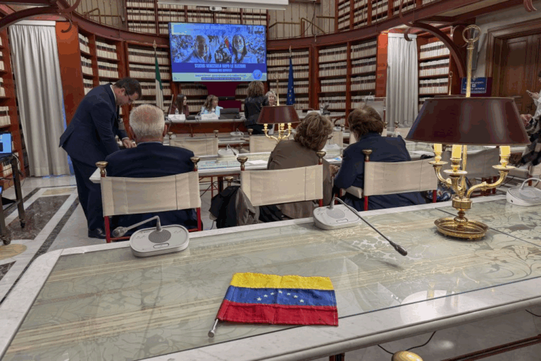 Machado pide a Italia elevar el coste de permanencia en el poder de Maduro