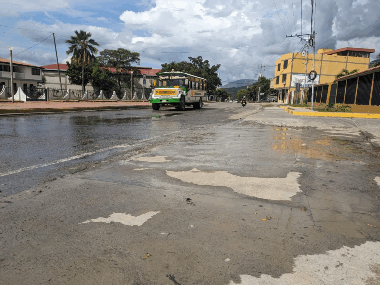 Se pierden miles de litros de agua por avería en San Antonio