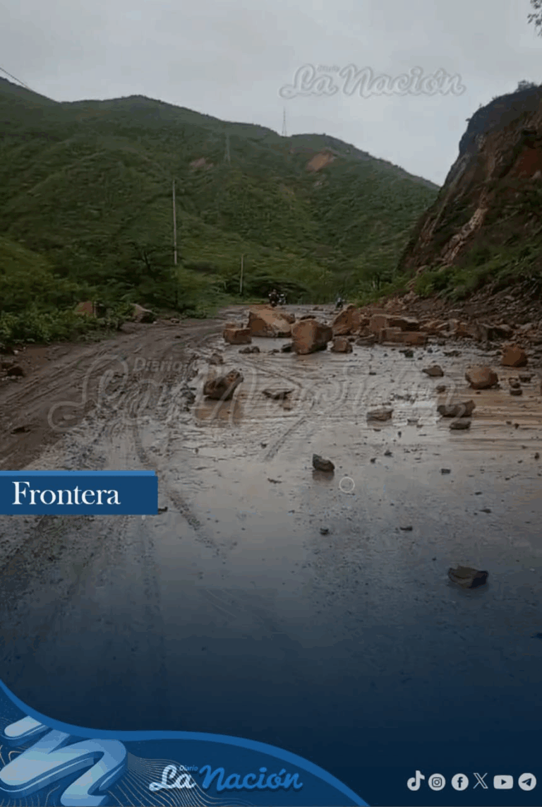 Rocas en la vía Las Adjuntas – Rubio impiden el paso de carros