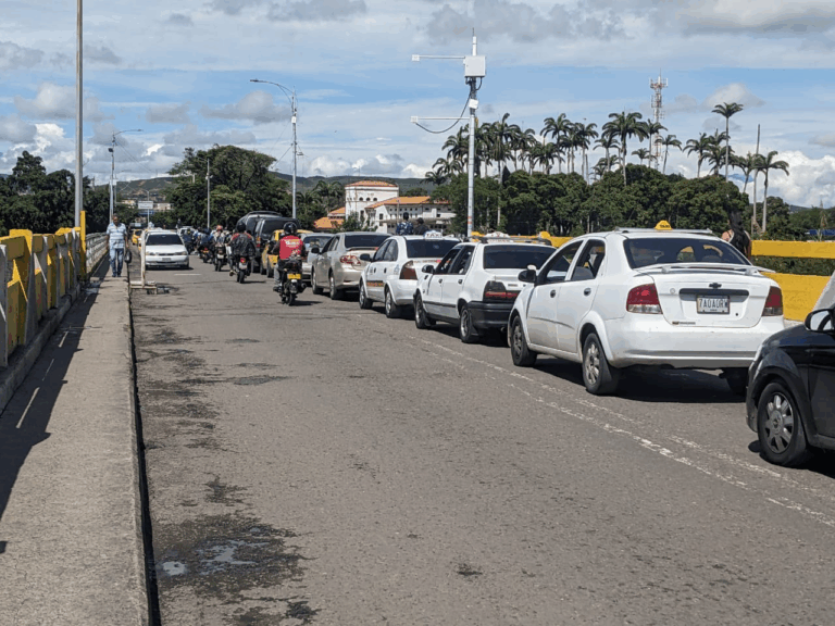 Kilométrica cola para ingresar a Colombia