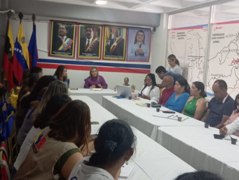 Autoridades locales y organizaciones de cooperación en reunión en Bolívar