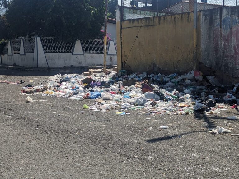 Basurero en calle de San Antonio