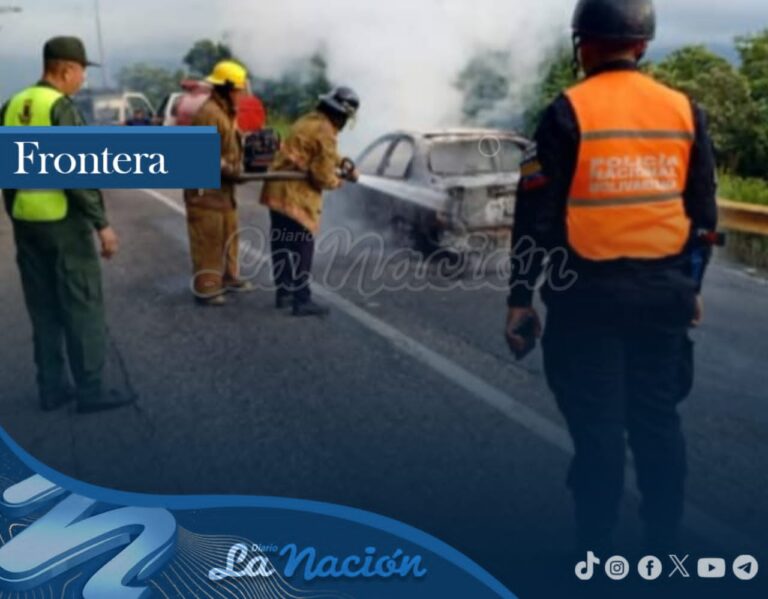 Vehículo calcinado en la vía San Antonio – Capacho