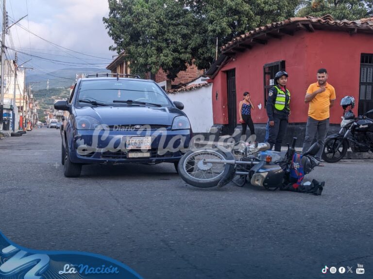 Choque entre carro y moto en San Antonio