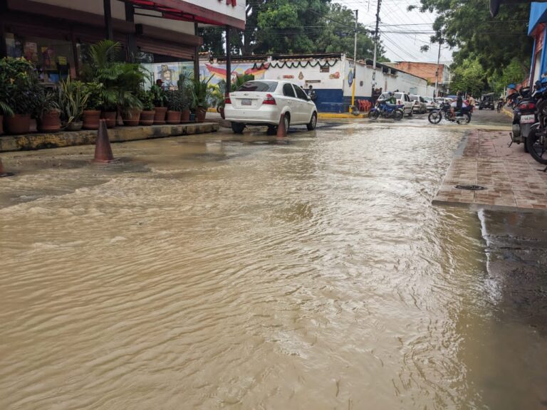 Calles y comercios anegados en San Antonio por rotura de tubería