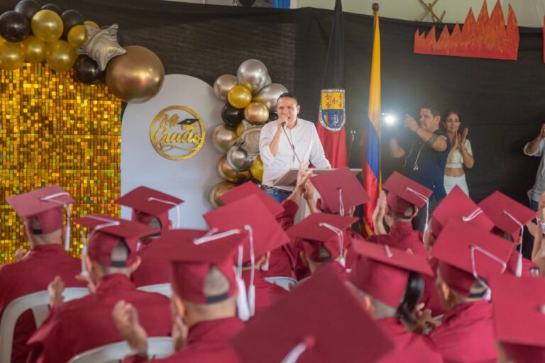 «¡Somos bachilleres!»: 19 exhabitantes de calle