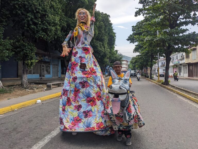 Doña Úrsula y su fiel Burriquita recorren las calles de San Antonio