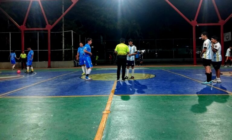 Tres equipos se disputan primer lugar en torneo de futsal