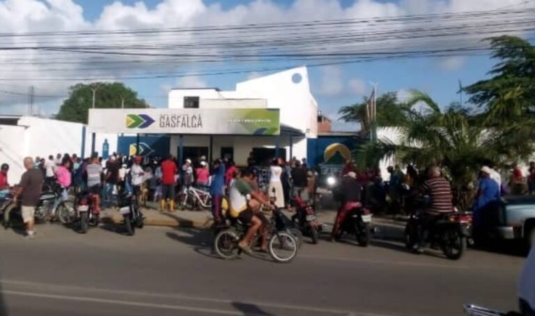 Colas por gas doméstico desde bien temprano en Tucacas