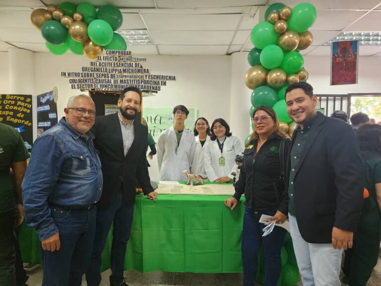 Jóvenes emprendedores brillan en la Feria de Proyectos de la UPTAIET