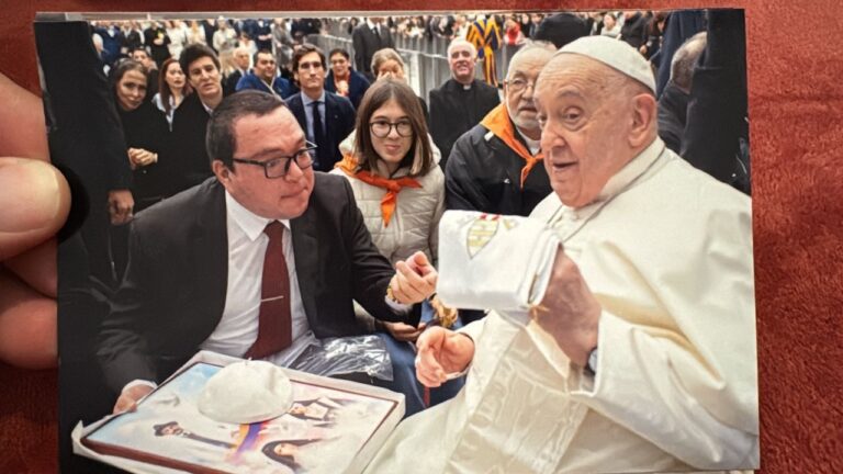 Una estola elaborada en Palmira para el papa Francisco