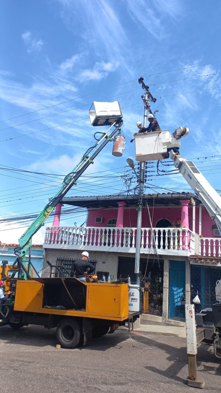 Por Venapp entregaron un nuevo banco de transformador eléctrico a La Urdaneta