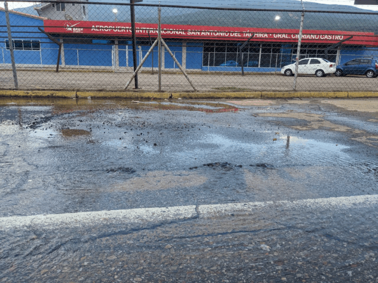 Bote de aguas blancas frente al aeropuerto de la frontera