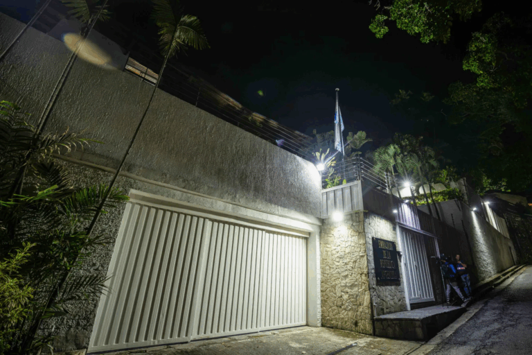 Asilados en embajada argentina en Caracas exigen activación “urgente de poder diplomático”