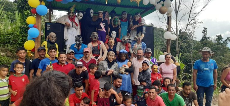 Parranda de Los Negros alegra a Queniquea durante cuatro días