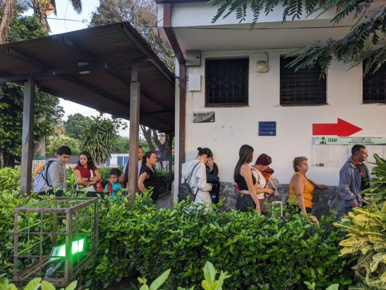 Cola de viajeros venezolanos en Migración Colombia