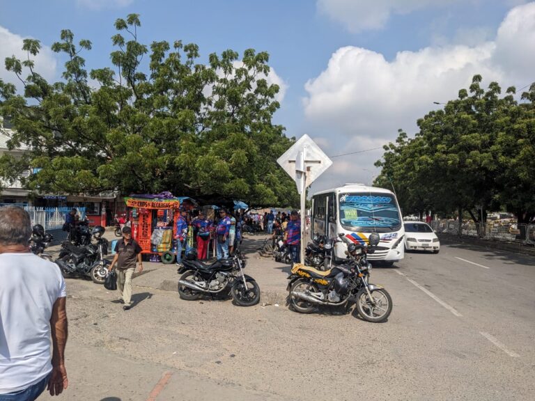 Más de 500 venezolanos retornan a sus oficios informales en La Parada