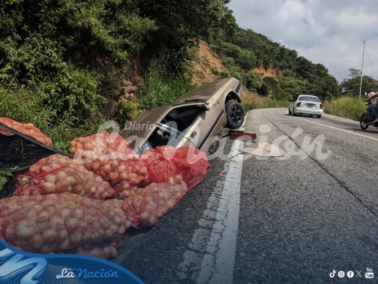 Un carro cargado de cebolla se accidentó en la vía San Antonio – Apartaderos