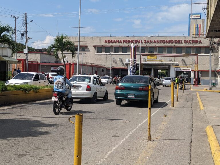 Tímida circulación por el paso binacional