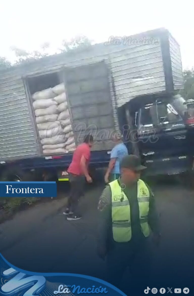 Gandola casi cae en despeñadero al perder el control en la vía Ureña – El Vallado