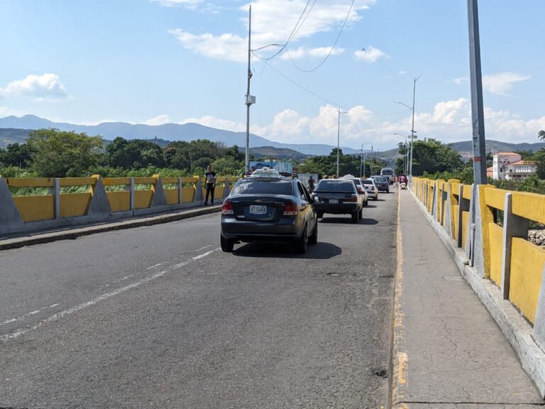 Tarde fluida en el puente Simón Bolívar