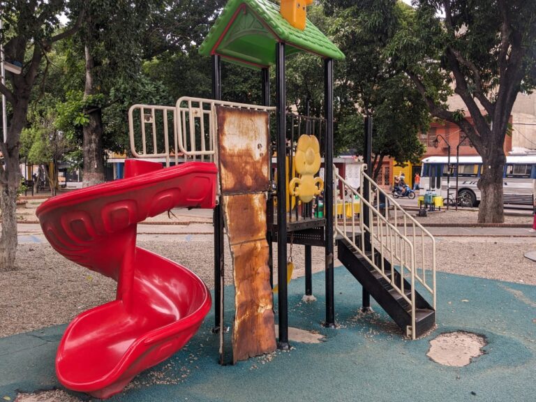 Piden recuperación de parque infantil de la Plaza Miranda