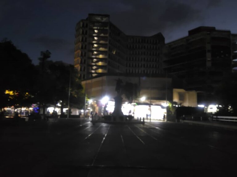 A oscuras la plaza Bolívar de San Cristóbal