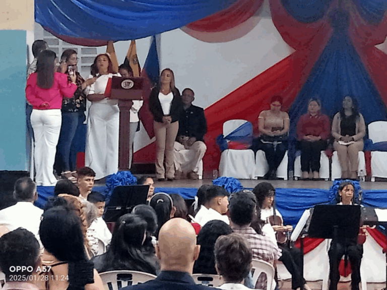 Condecoran a maestros de la frontera