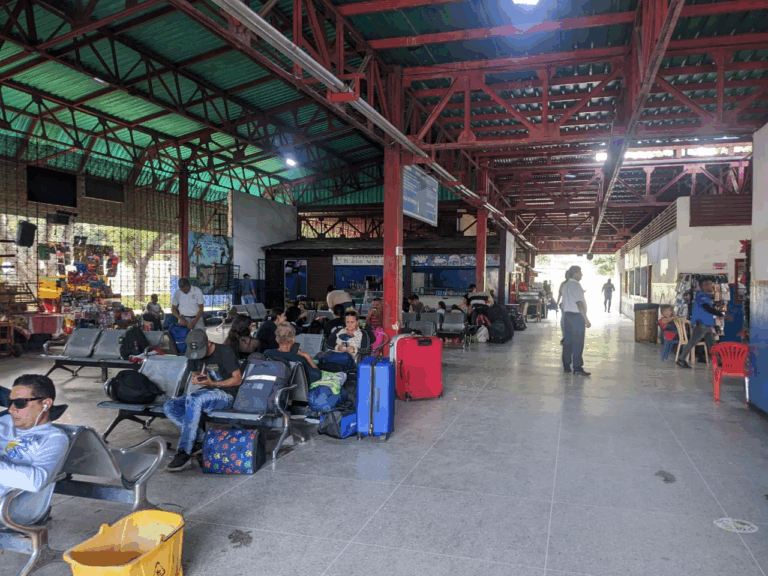 Tímida presencia de usuarios en el terminal de San Antonio