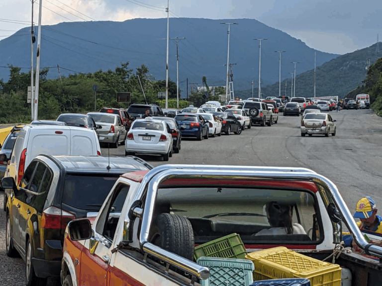 Kilométrica cola en Peracal