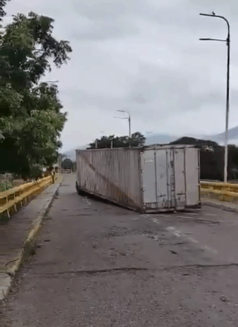 Retiran contenedor del puente de Ureña
