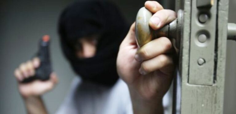 Delincuentes azotan la Unidad Vecinal