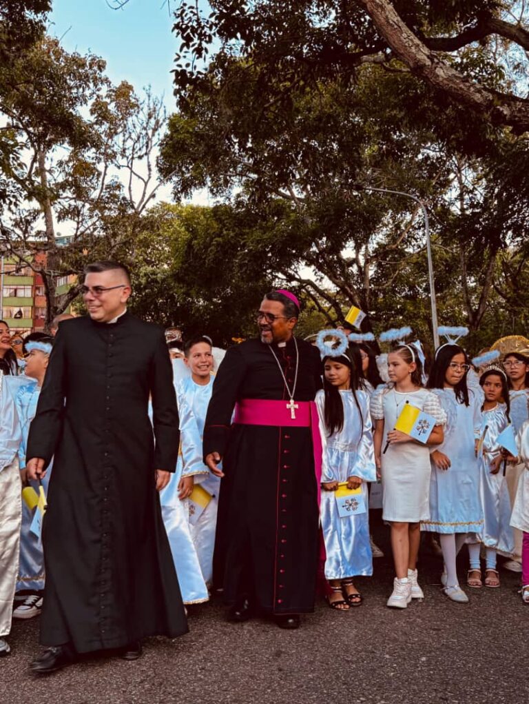 Obispo monseñor Lisandro Rivas de compartir por Monterrey