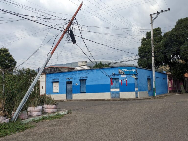 Peligro en la calle 11 de San Antonio por cableado que obstaculiza el tránsito