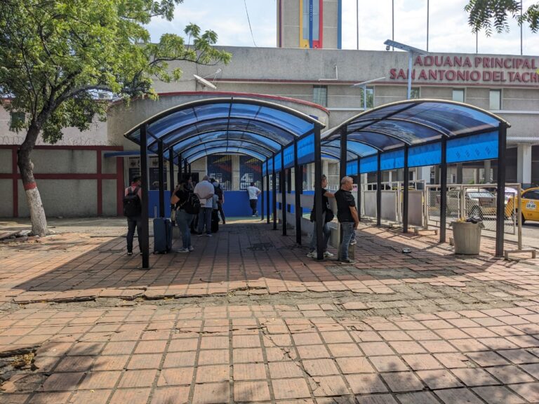 Cae a 120 número de usuarios atendidos en taquillas de sellado de San Antonio