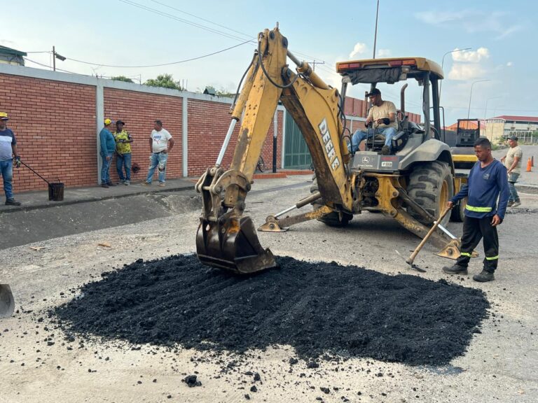 Trabajos de bacheo en vía que conduce a El Tráiler de Ureña