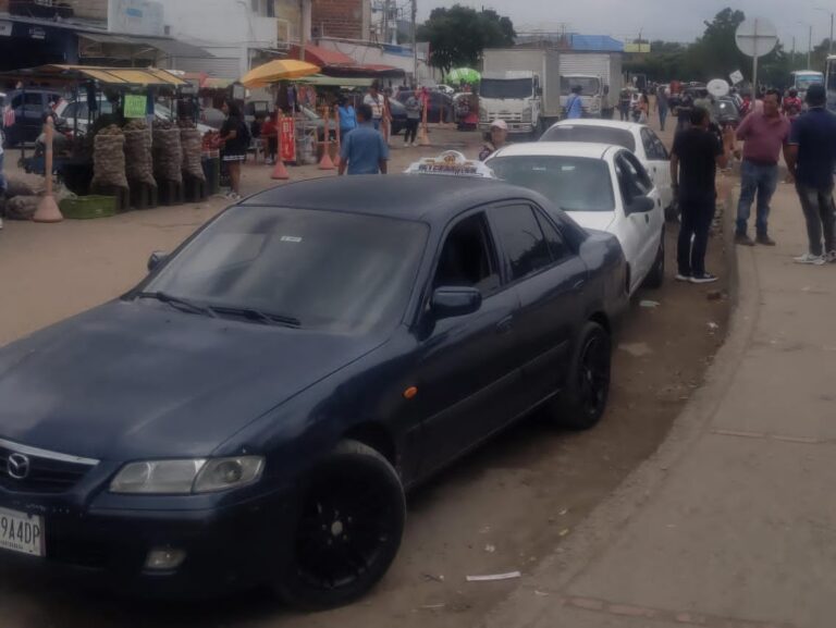 Más de 200 carros venezolanos conforman terminal informal en La Parada