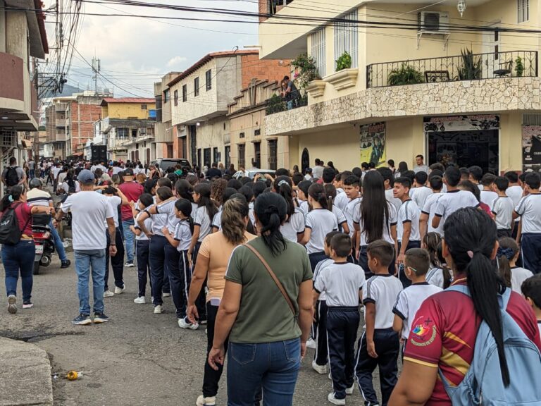 Mil peregrinos en frontera cruzaron la Puerta Santa