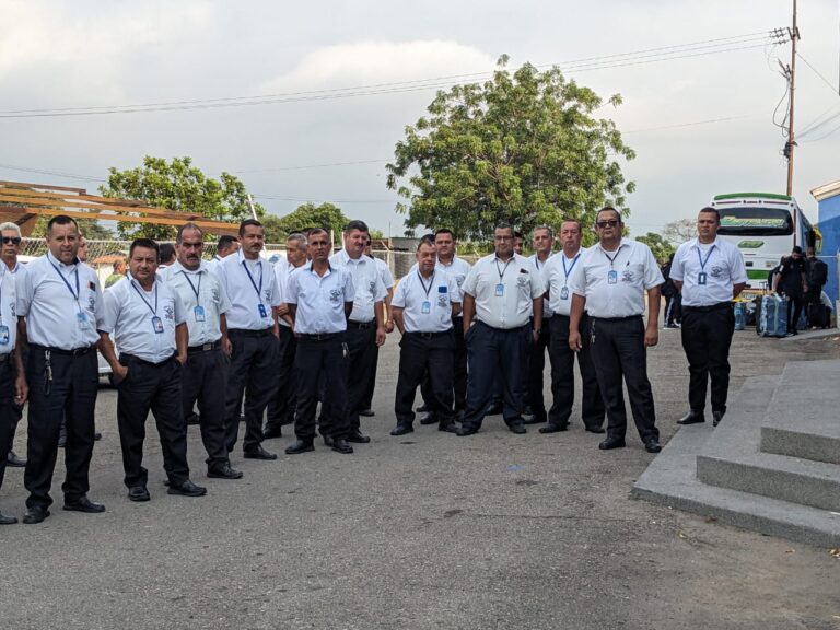 Malestar en taxistas del aeropuerto por ingreso de otras unidades a cargar pasajeros
