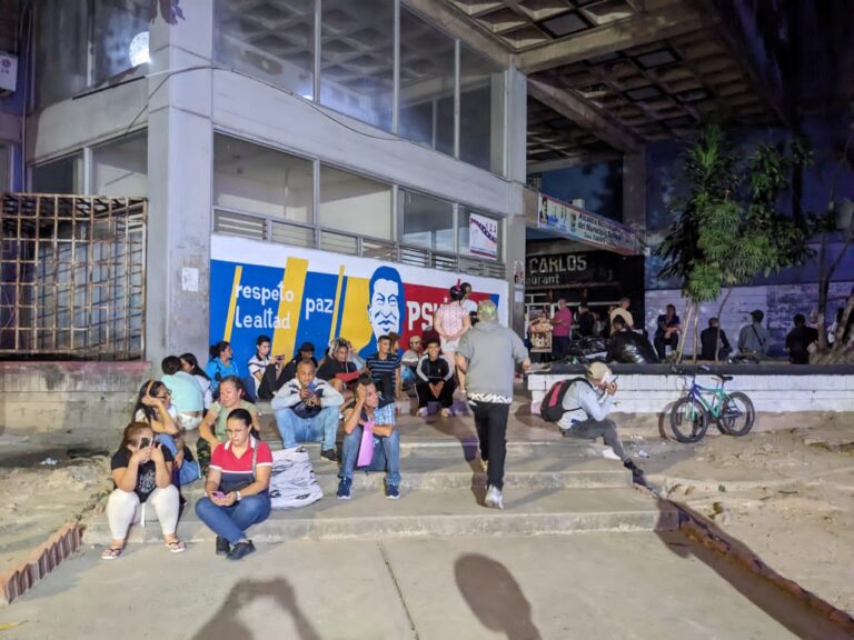 Pasan la noche a la intemperie por un número en jornada de cedulación sin cita